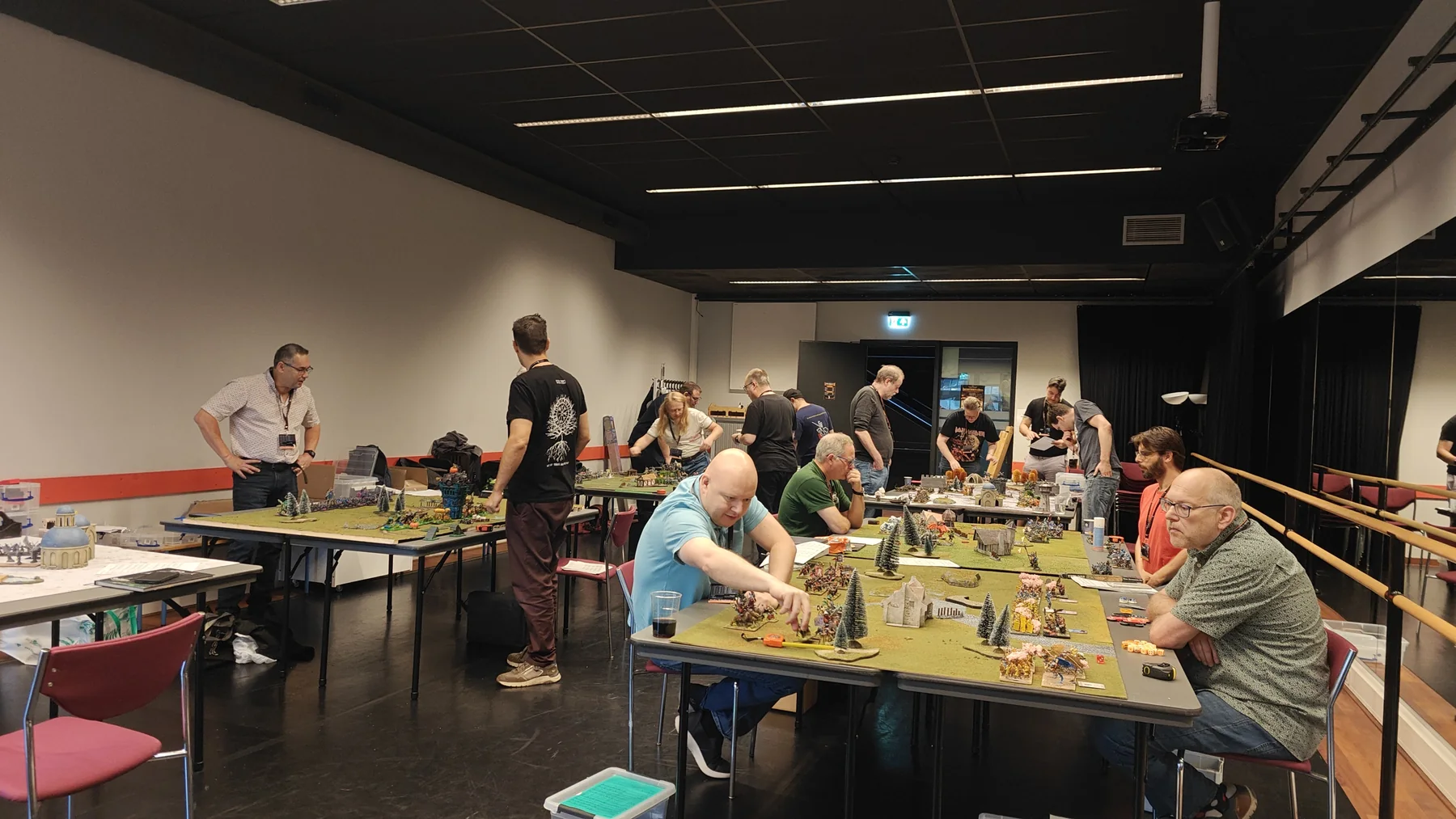 Kings of War spelers aan meerdere speeltafels tijdens Dordtsche Krijgsheren 2026