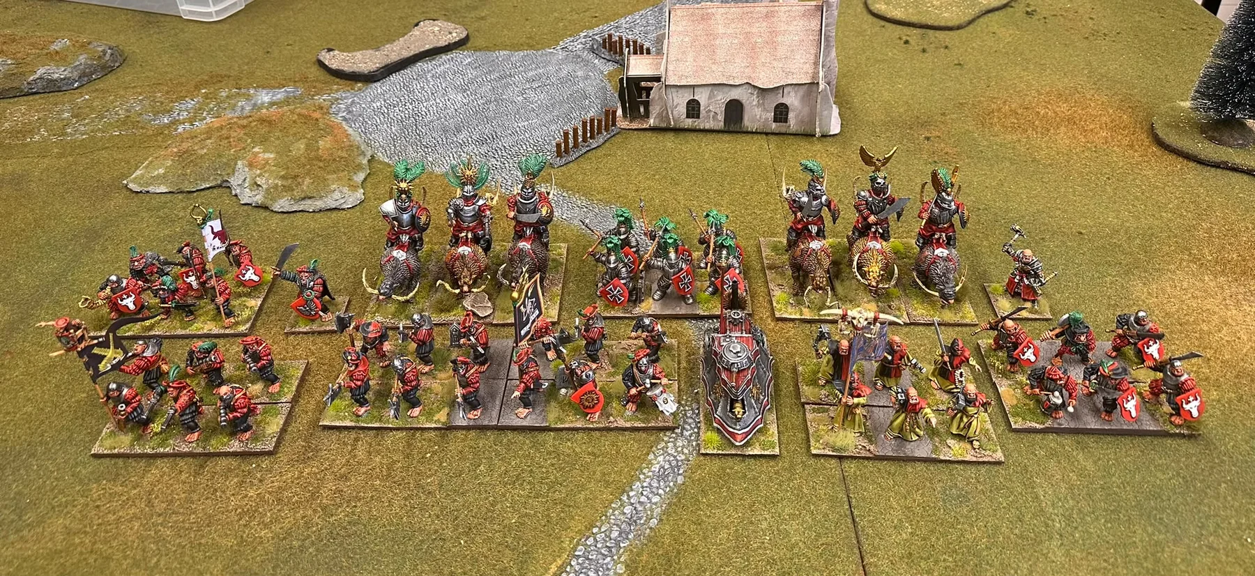 Opgesteld miniaturenleger op een Kings of War tafel