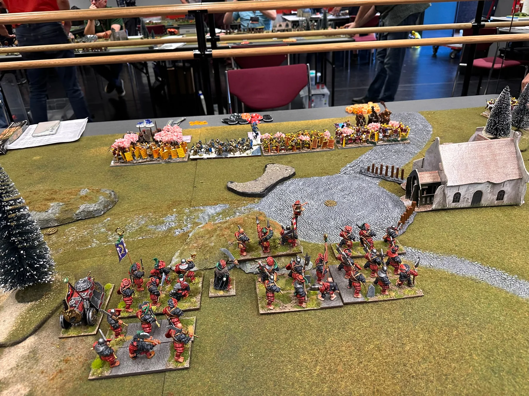 Kings of War legers tegenover elkaar op het slagveld