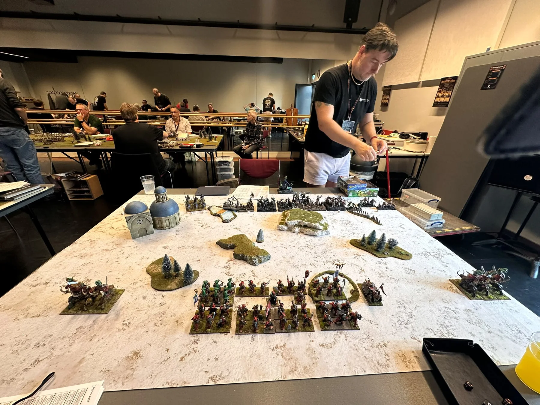 Speler bij een winterse Kings of War tafel